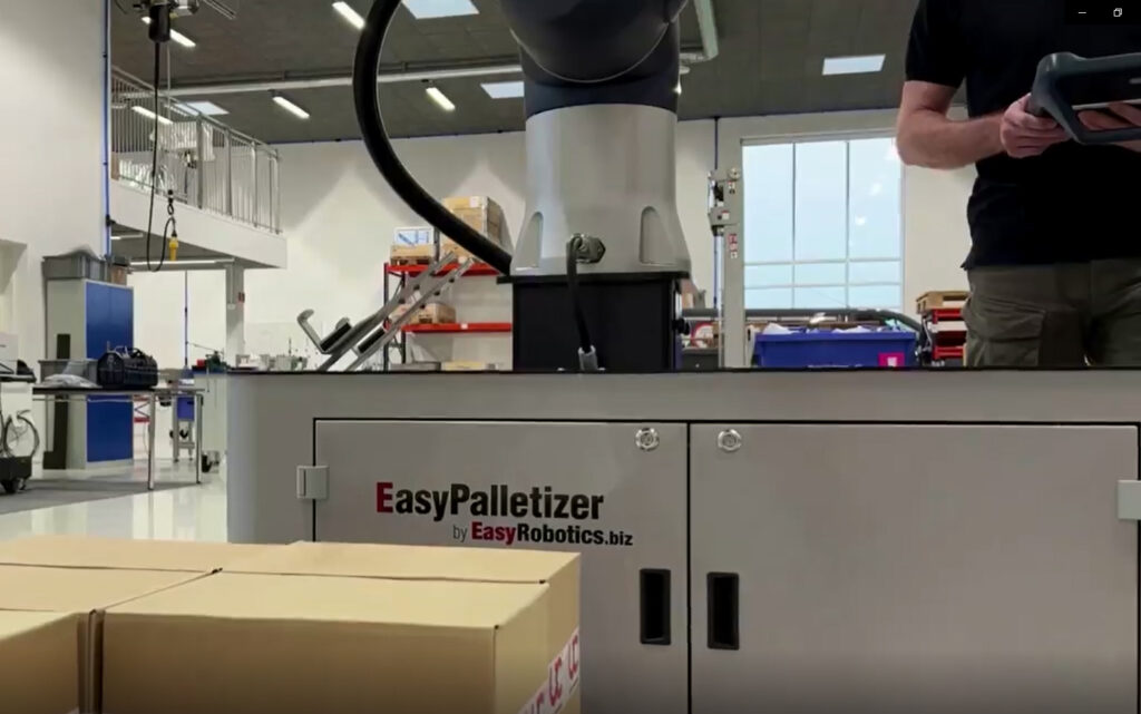 compact palletizer in action